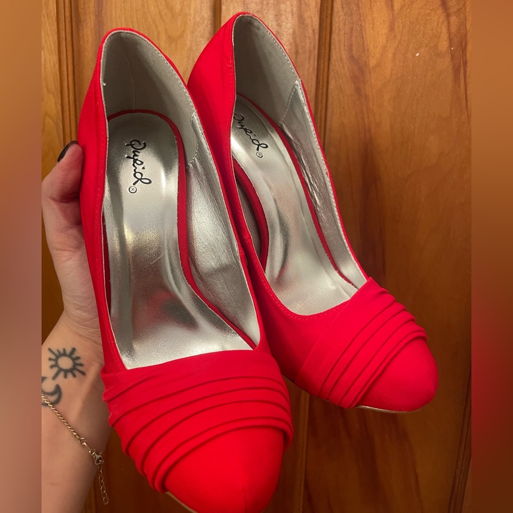 Red Heels - Picture 5 of 5